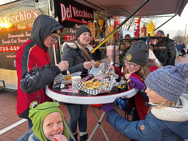 5644631_web1_vnd-OakmontChristmas-112022-5