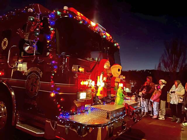 5644631_web1_vnd-OakmontChristmas-112022-7