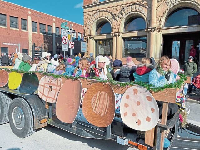 5645947_web1_gtr-gbghoildayparade5