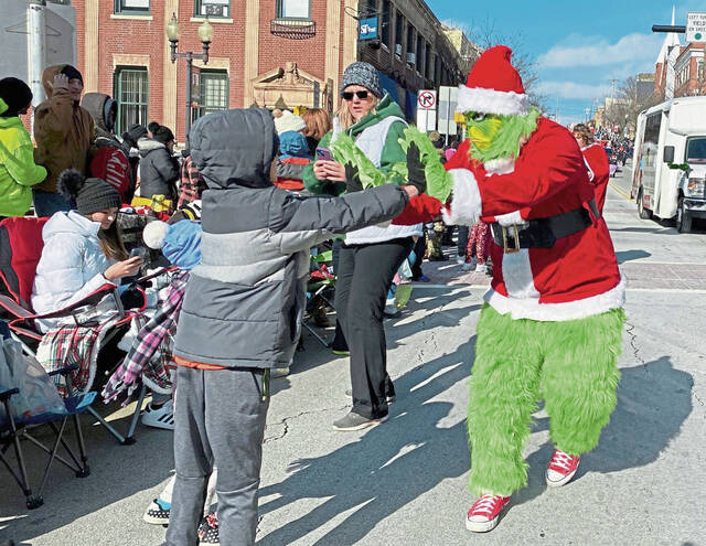 5645947_web1_gtr-gbgholidayparade