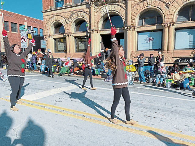 5645947_web1_gtr-gbgholidayparade4
