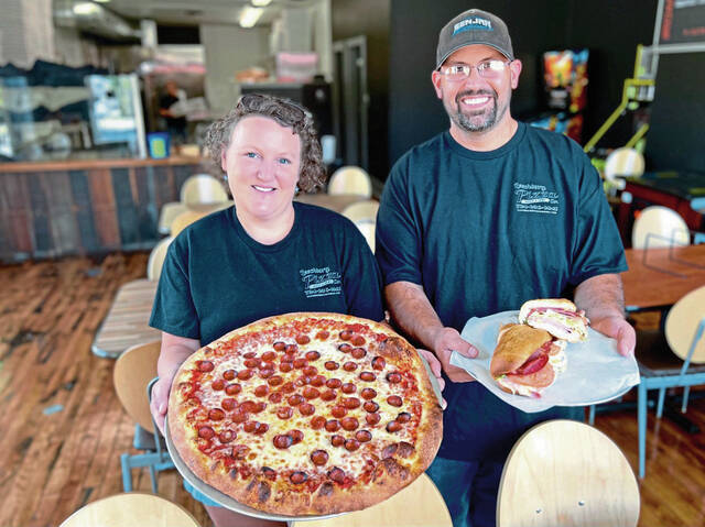 5652821_web1_vnd-leechburgpizza-080622-10