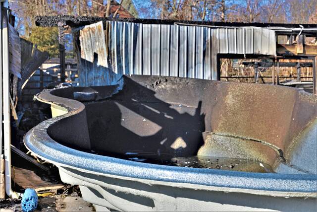 5657071_web1_vnd-PoolStoreFireFolo9-112422