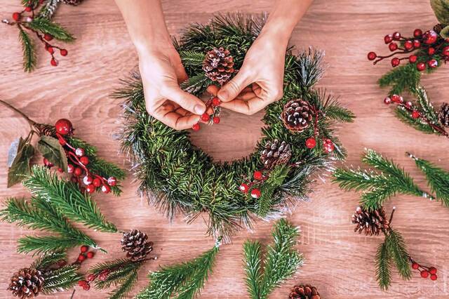 5669078_web1_Christmas-Wreath