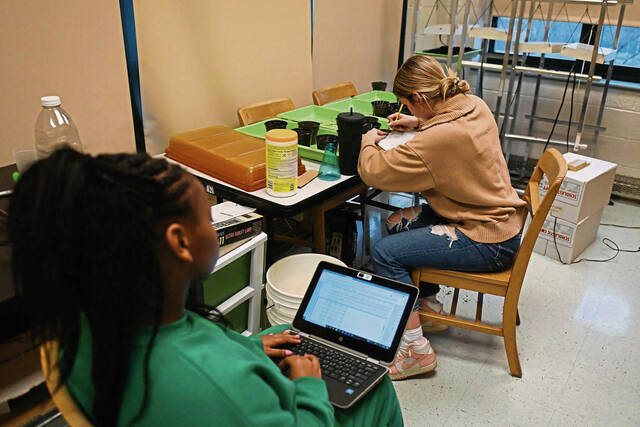 5692336_web1_gtr-ScienceStudents007-121122