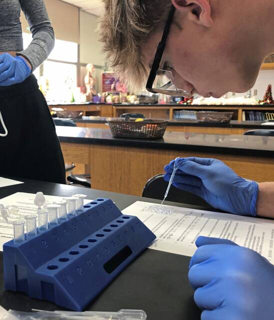 5692336_web1_gtr-ScienceStudentsFR2-121122