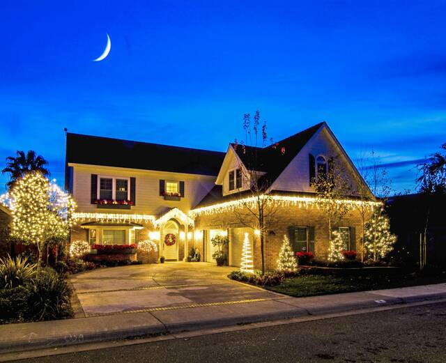 5695207_web1_web-ChristmasLights-house