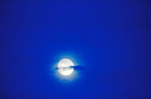 5701468_web1_Blue-moon
