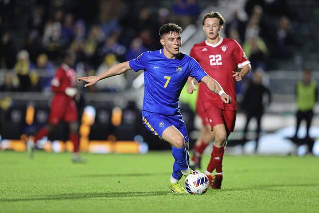 5706298_web1_gtr-PittSoccer-121022