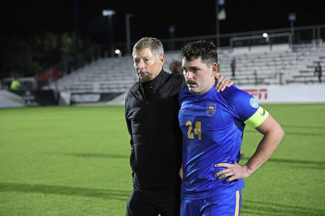5706298_web1_gtr-PittSoccer2-121022