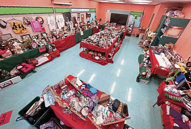 5706955_web1_vnd-santashop-121522-2