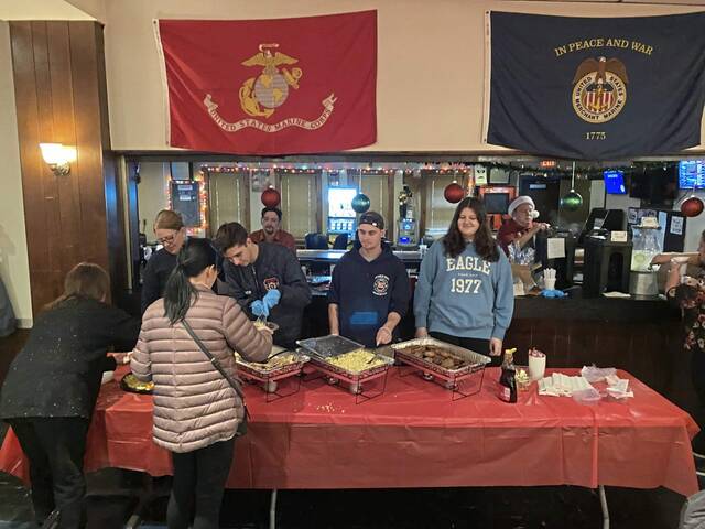 5713999_web1_breakfastwSanta5