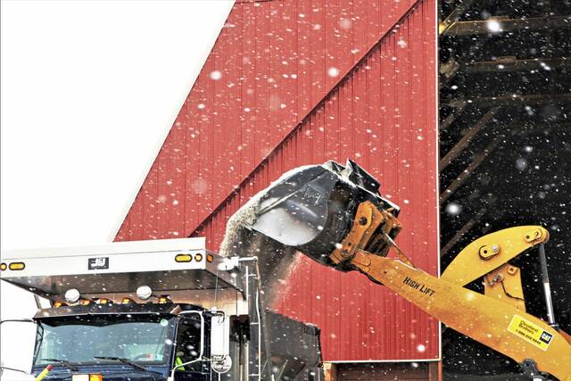 5723855_web1_WEB-salt-truck-1