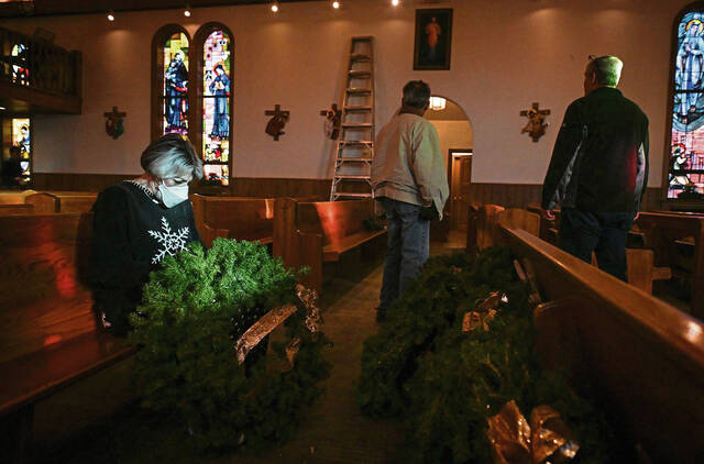 5728675_web1_gtr-XmasEveTradition001-122422