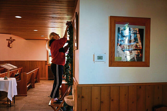 5728675_web1_gtr-XmasEveTradition004-122422
