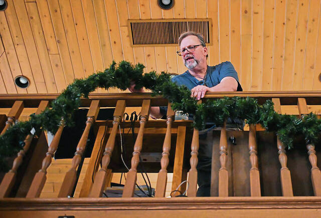 5728675_web1_gtr-XmasEveTradition005-122422
