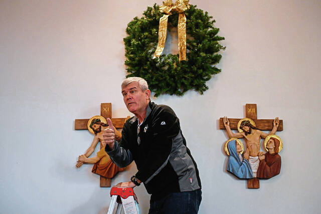 5728675_web1_gtr-XmasEveTradition006-122422