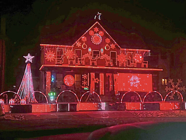 5731551_web1_vnd-LeechburgLights--122122