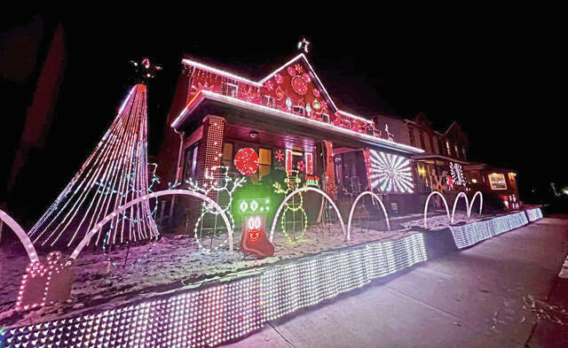 5731551_web1_vnd-LeechburgLights-122122-4
