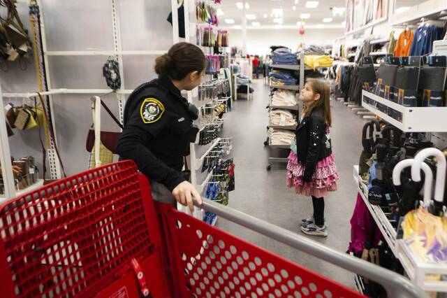 5731674_web1_vnd-shopwithacop5-121522