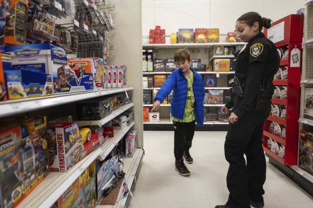 5731674_web1_vnd-shopwithacop6-121522