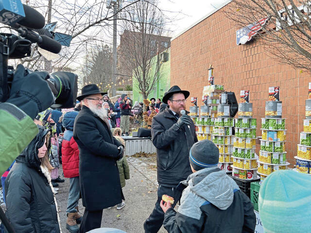 5733522_web1_Rabbi-Yisroel-Altein-addresses-the-crowd
