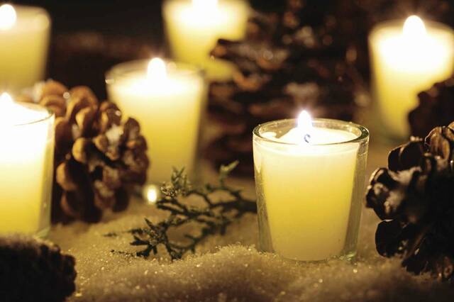 5738335_web1_Christmas-candles