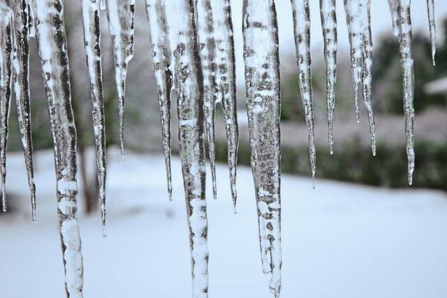 5741597_web1_web-icicles6