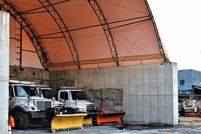5745632_web1_WEB-pittsburgh-snow-plow-X
