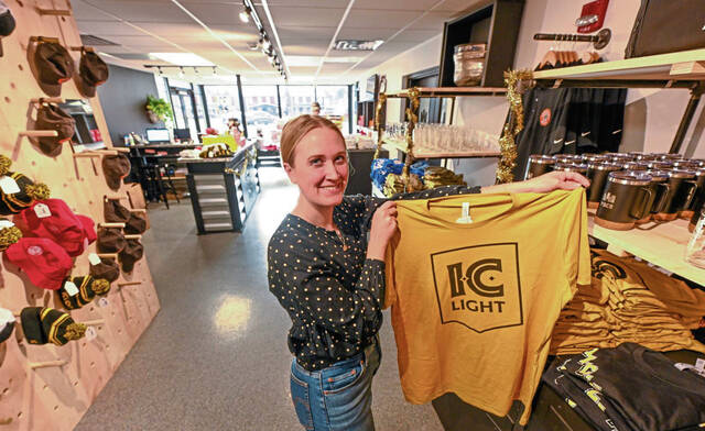 5755106_web1_VND-IronCityGiftShop1-112722
