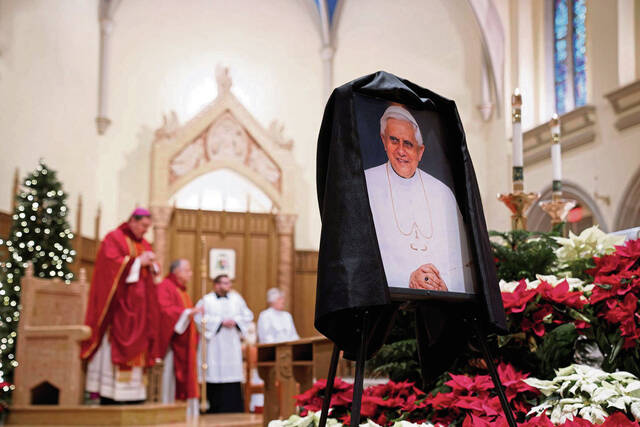 5769646_web1_gtr-PopeMass001-010322