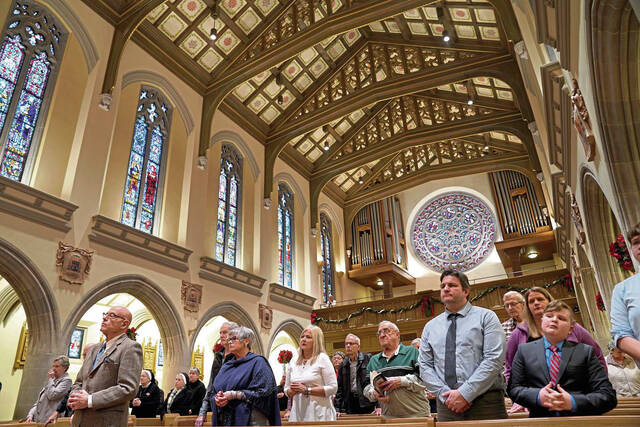 5769646_web1_gtr-PopeMass002-010322