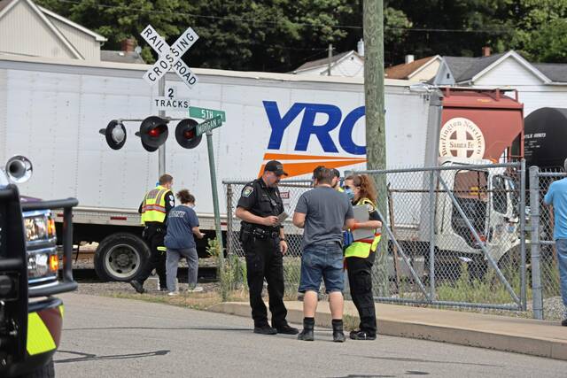 5770939_web1_vnd-traintruckcollision2-090222