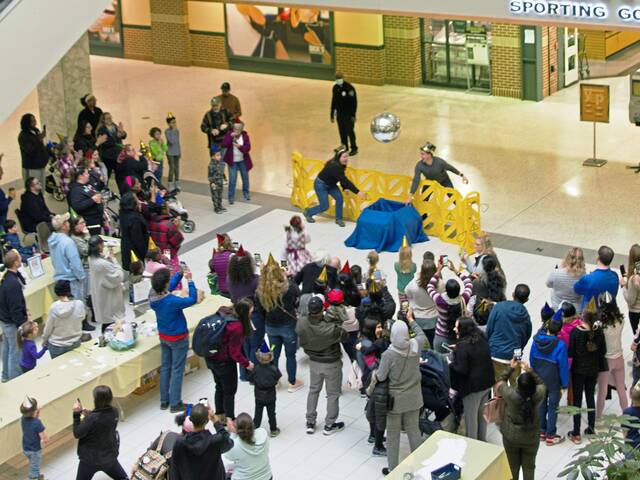 5772602_web1_te-mallballdrop-011223-14