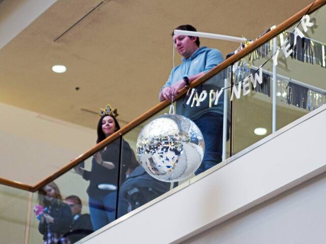 5772602_web1_te-mallballdrop-011223-4