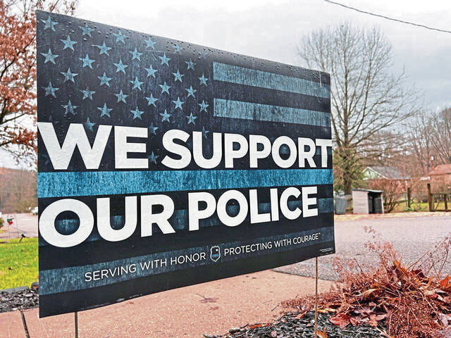 5776400_web1_ptr-WeSupportPoliceSign-1