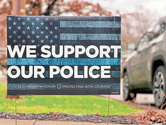 5776400_web1_ptr-WeSupportPoliceSign-2