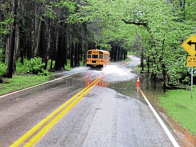 5776459_web1_Ligonier-bus