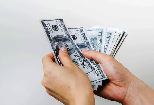 5780989_web1_Holding-Cash