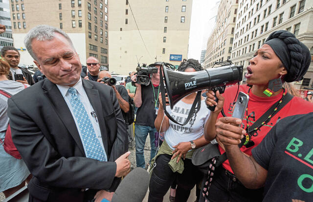 5797161_web1_PTR-courthouseprotest02-072718