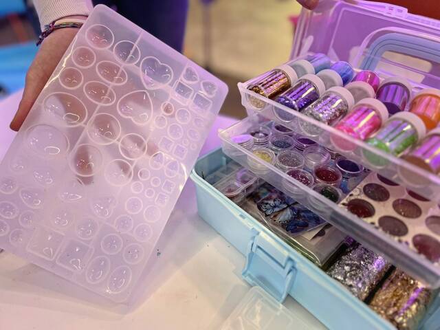 5817851_web1_vnd-Resinjewelry-011823-6