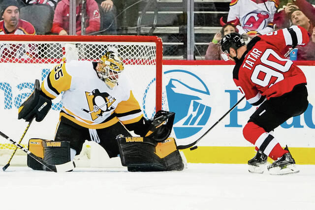 Hamilton scores in OT to give Devils 2-1 win over Penguins