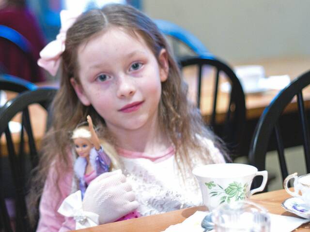 5841005_web1_hj-museumdolltea-020223-14