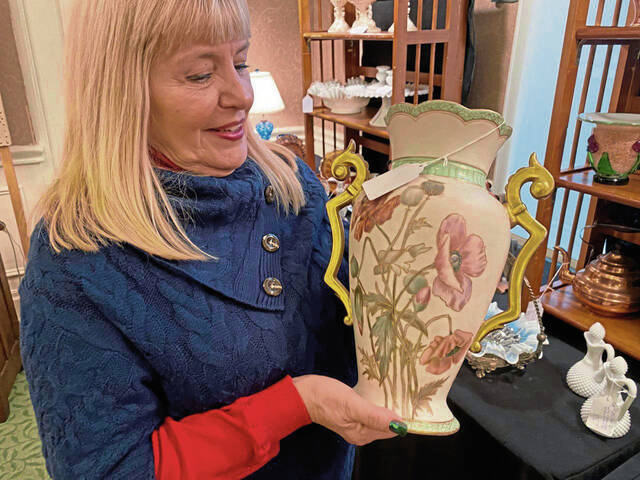 5857174_web1_gtr-lo-AntiqueShow-013023-4