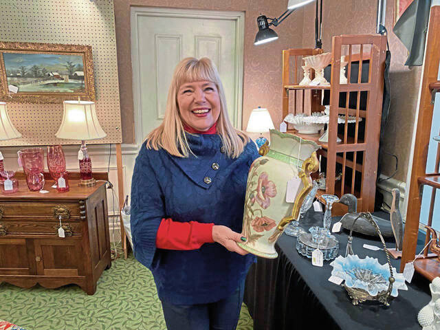 5857174_web1_gtr-lo-AntiqueShow-013023-5