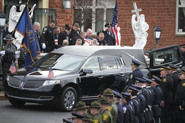 5799326_web1_13_vnd-mcintirefuneral009-011223