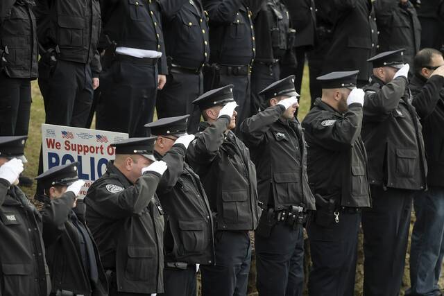 5799326_web1_14_vnd-mcintirefuneral011-011223