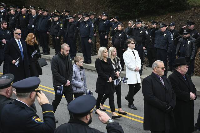 5799326_web1_18_vnd-mcintirefuneral007-011223