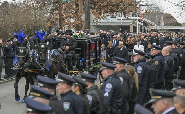 5799326_web1_42_vnd-mcintirefuneral201-011223