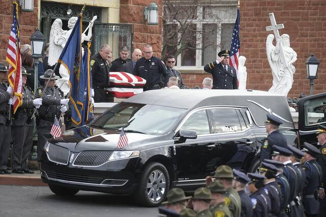 5799326_web1_6_vnd-mcintirefuneral008-011223